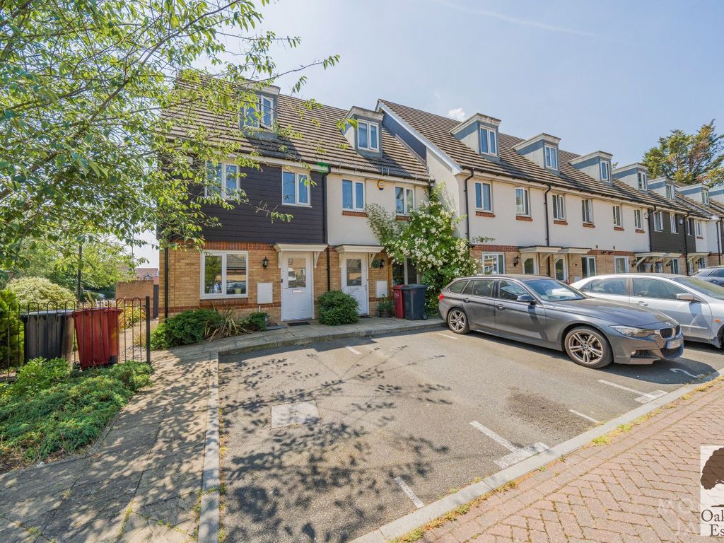 4 bed town house for sale in Thornhill Court, Maplin Park, Langley SL3
