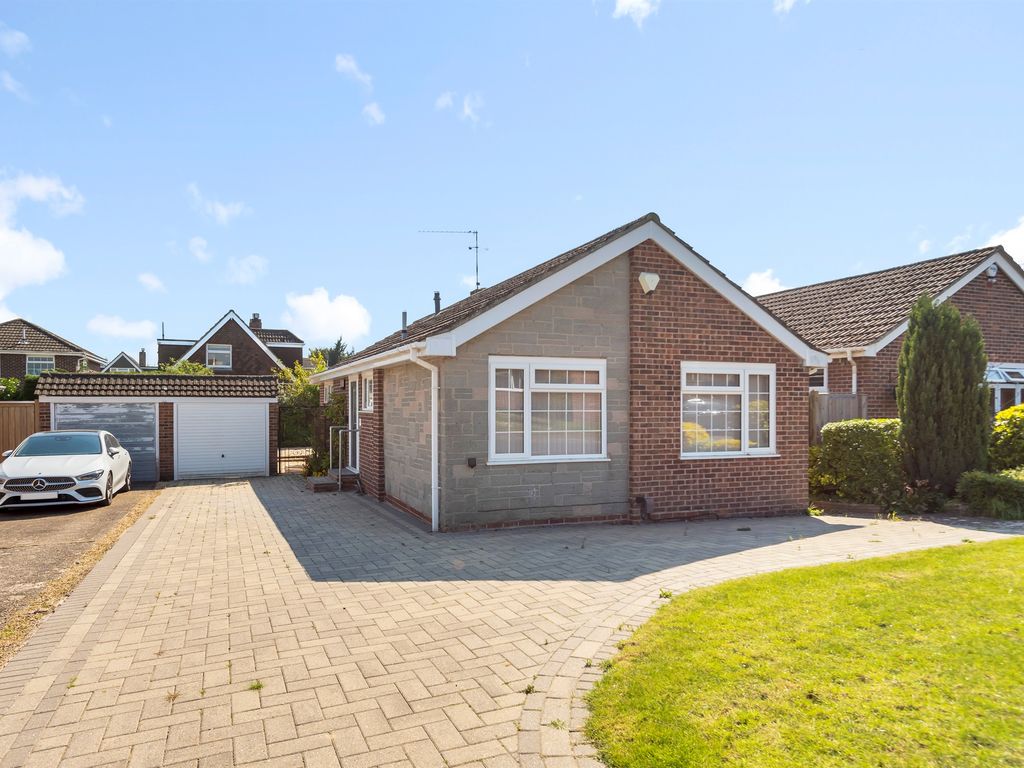 2 bed detached bungalow for sale in Hungerford Drive, Maidenhead SL6 Zoopla