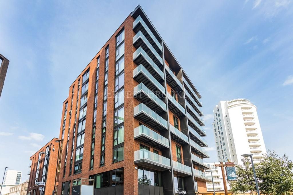 1 bed flat for sale in Starboard Way, Royal Wharf, Royal Wharf (Nr