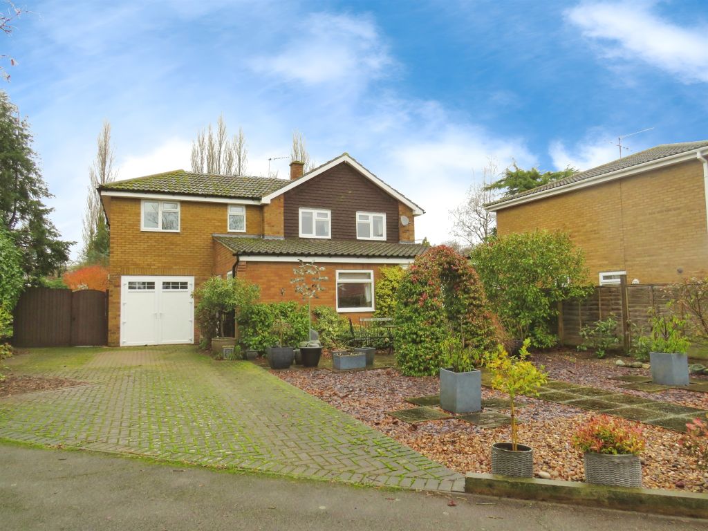 6 bed detached house for sale in Meadway, Harrold, Bedford MK43, £