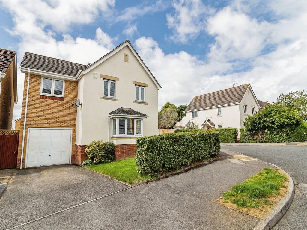 4 bed detached house for sale in Claridge Close, Leighton Buzzard LU7