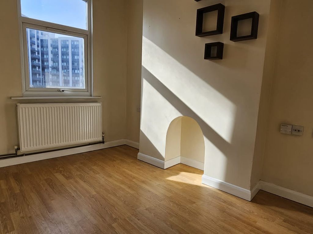 Studio to rent in Chapel Road, Ilford IG1, £1,050 pcm Zoopla
