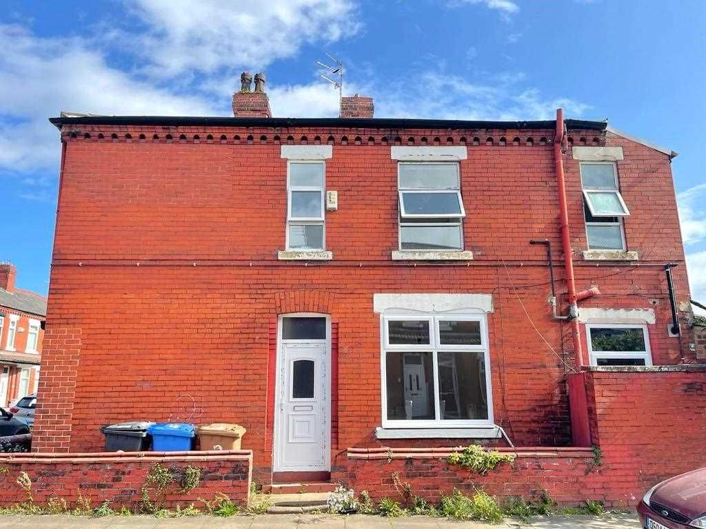 3 bed terraced house for sale in Wellington Terrace, Salford M5, £