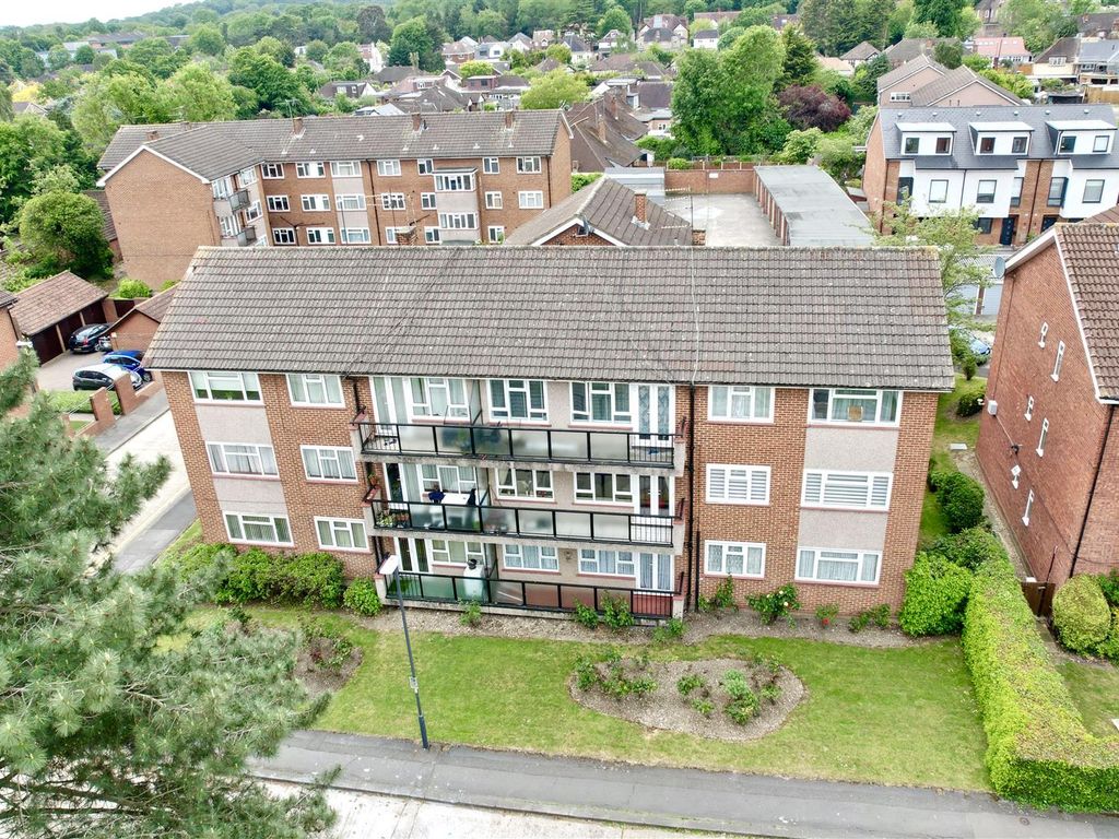 3 bed flat for sale in Albemarle Park, Stanmore HA7 Zoopla