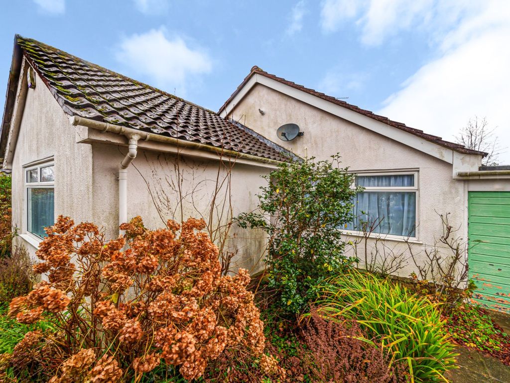 2 bed detached bungalow for sale in Morrell Avenue, Horsham RH12, £400,000 Zoopla