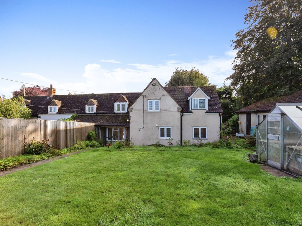 3 bed semidetached house for sale in Thame Road, Chilton, Aylesbury