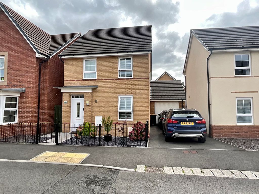 3 bed detached house for sale in Park Way, Rogerstone, Newport NP10, £