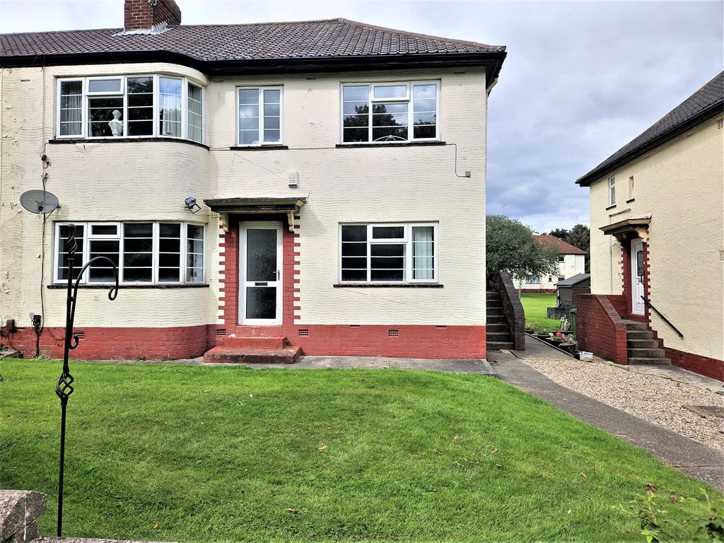 2 bed flat for sale in New Adel Lane, Adel, Leeds, West Yorkshire LS16