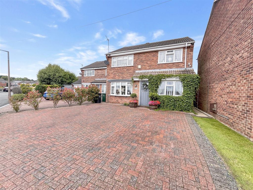 4 bed detached house for sale in Tennyson Avenue, Midway, Swadlincote