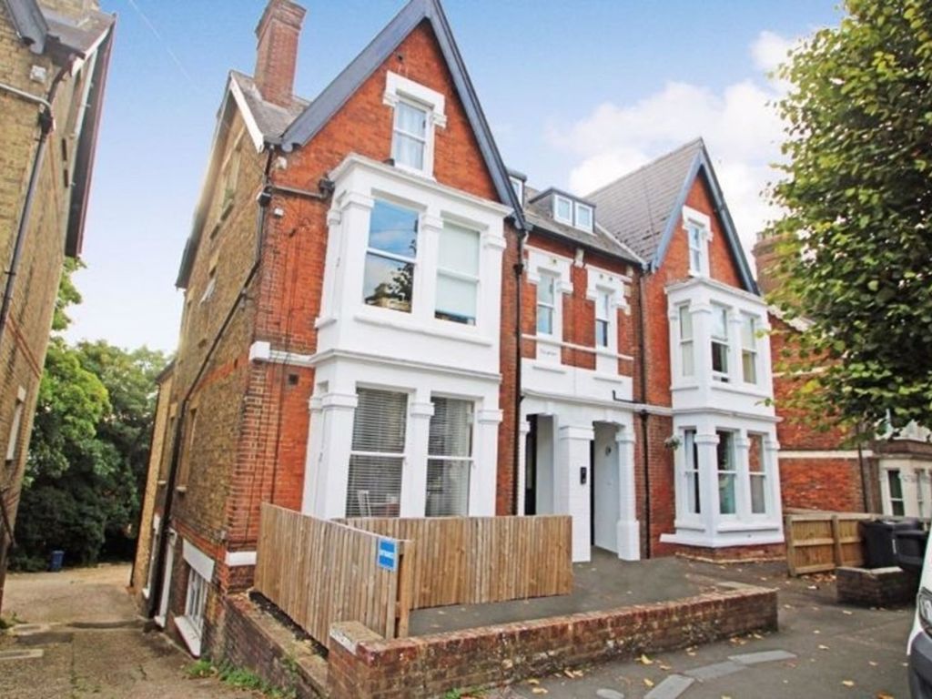 1 bed flat to rent in Priory Avenue, High HP13, £995 pcm Zoopla