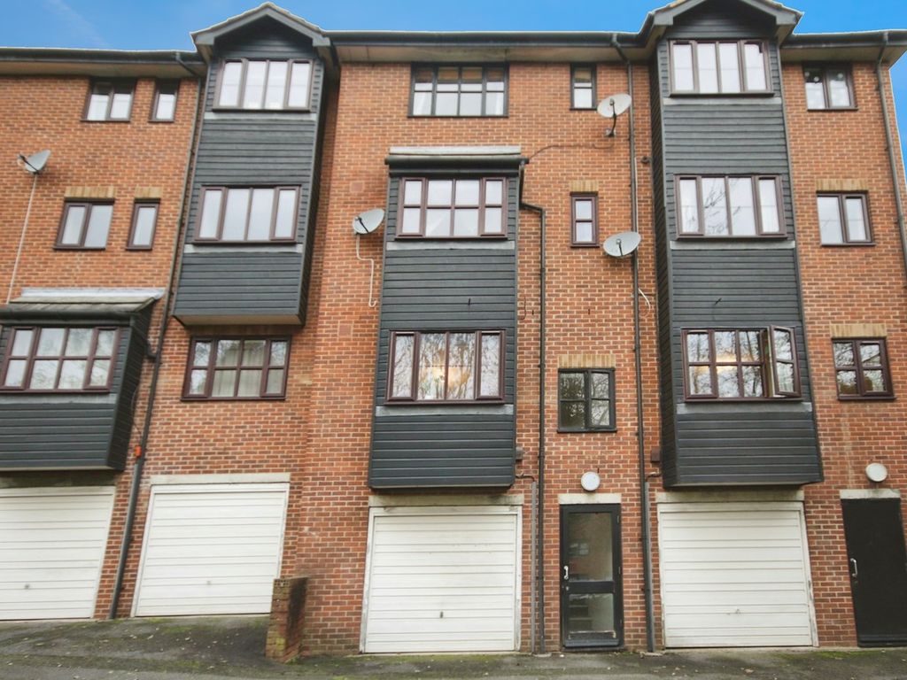 1 bed flat for sale in Garlands Road, Redhill RH1, £215,000 Zoopla