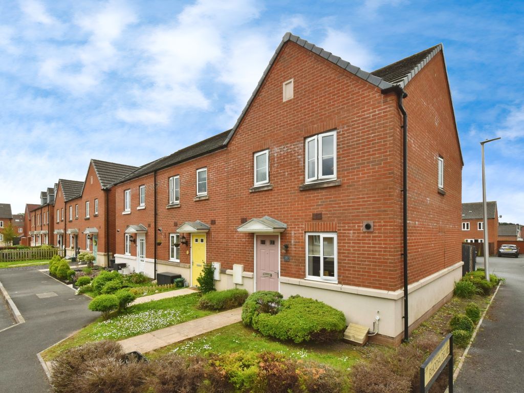 3 bed end terrace house for sale in Stryd Llanelli