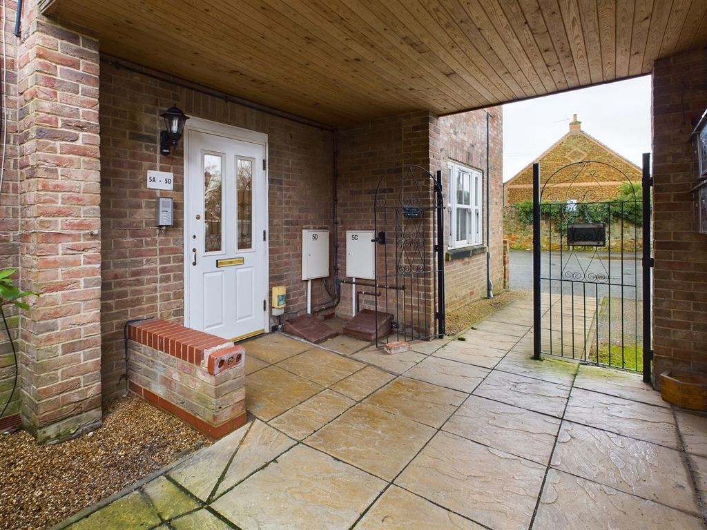 2 bed flat for sale in Paradise Road, Downham Market PE38, £135,000