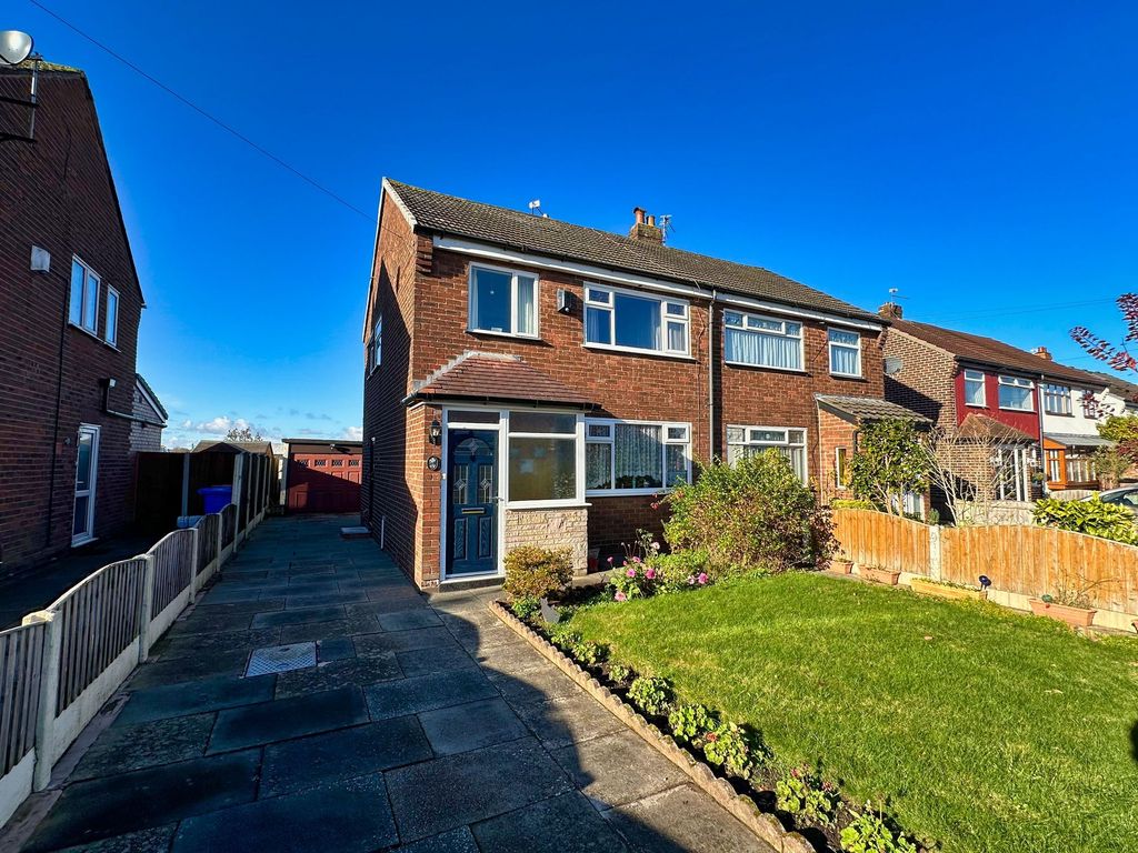 3 bed semidetached house for sale in Rose Avenue, Irlam M44, £250,000