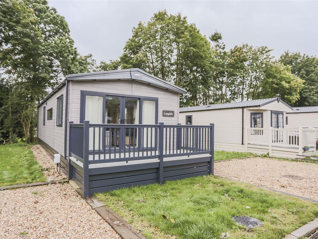 2 bed mobile/park home for sale in Eaves Hall Lane, West Bradford