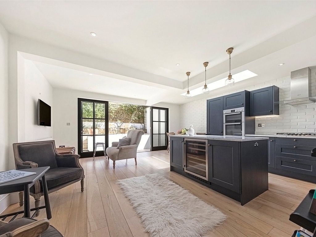 2 bed flat for sale in Ilminster Gardens, London SW11 Zoopla