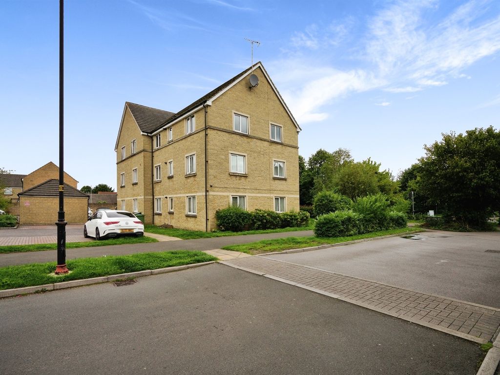 2 bed flat for sale in Harrier Close, Calne SN11, £150,000 Zoopla