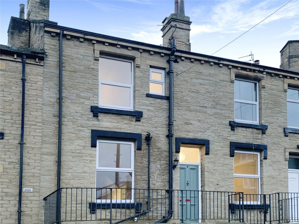 2 bed terraced house to rent in Vale Street, Brighouse HD6, £750 pcm
