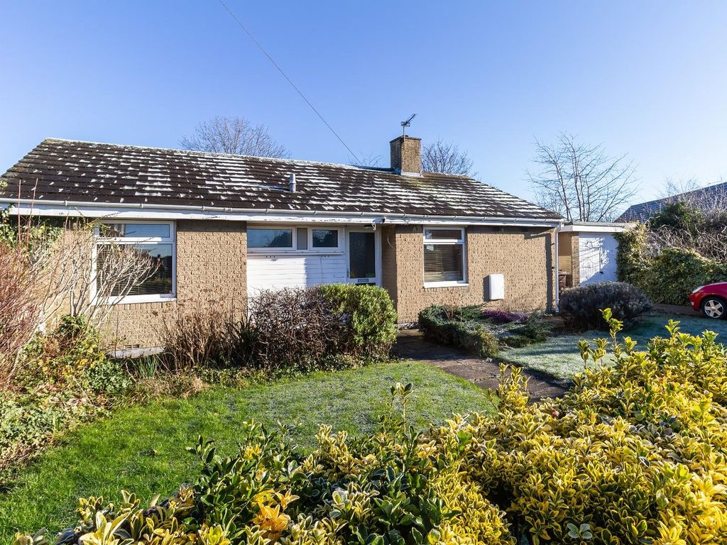 3 bed detached bungalow for sale in Larks Hill, Pontefract WF8, £