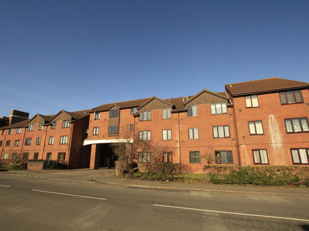 1 bed flat to rent in The Lawns, Old Bath Road, Colnbrook, Slough SL3