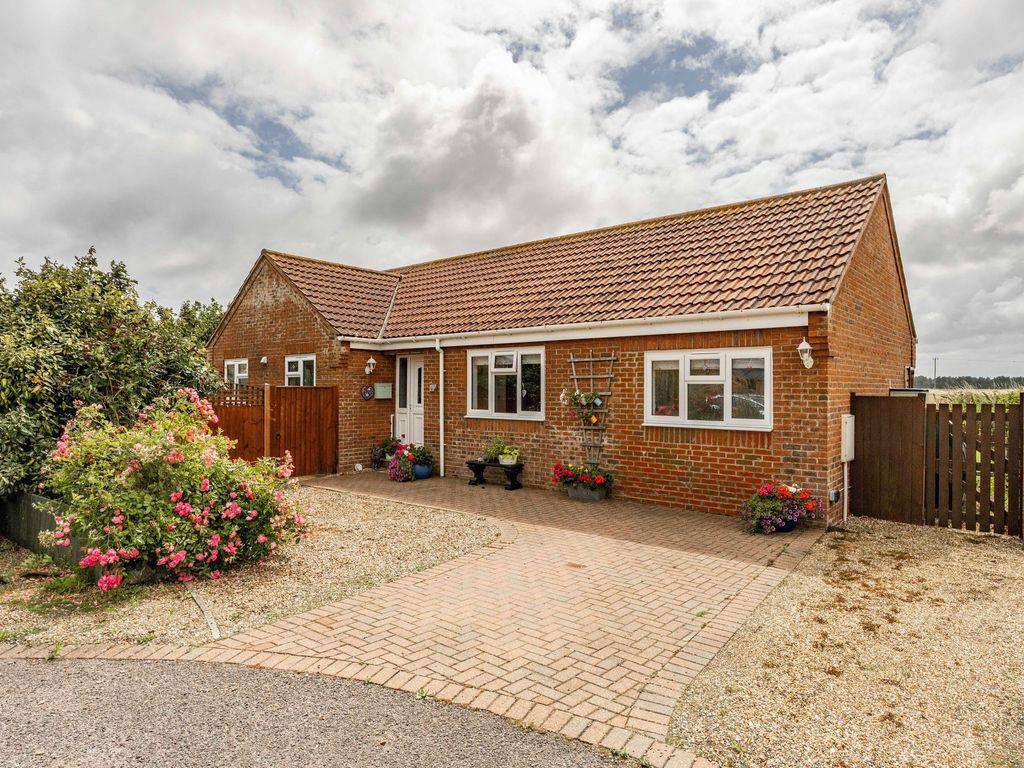 3 bed detached bungalow for sale in Poplar Drive, Walcott NR12, £