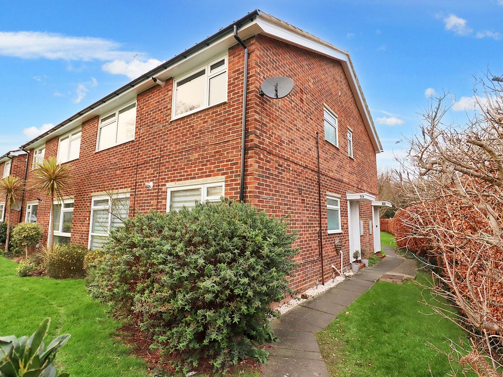 2 bed for sale in Warwick Gardens, Thames Ditton KT7, £