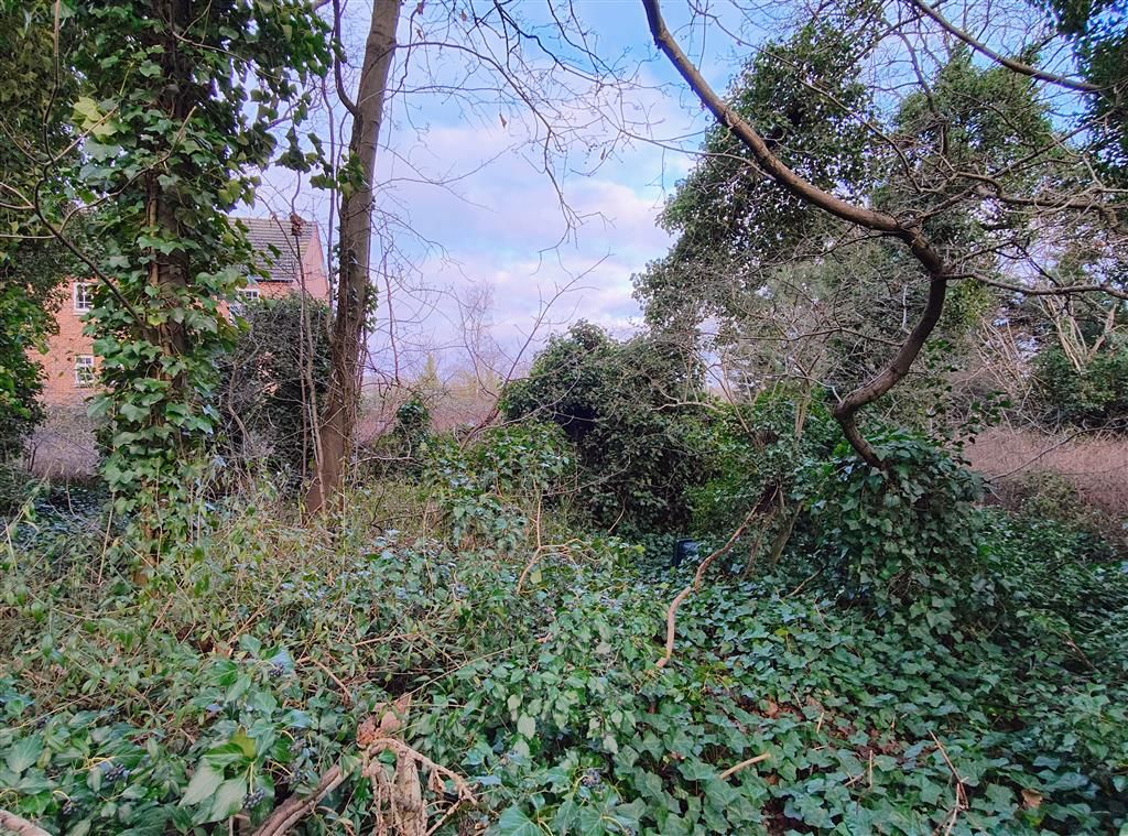 Land for sale in Oxford Road, Tilehurst, Reading RG31, £35,000 Zoopla