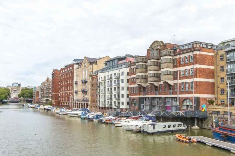 2 bed flat to rent in Redcliff Backs, Redcliffe, Bristol BS1, £1,850