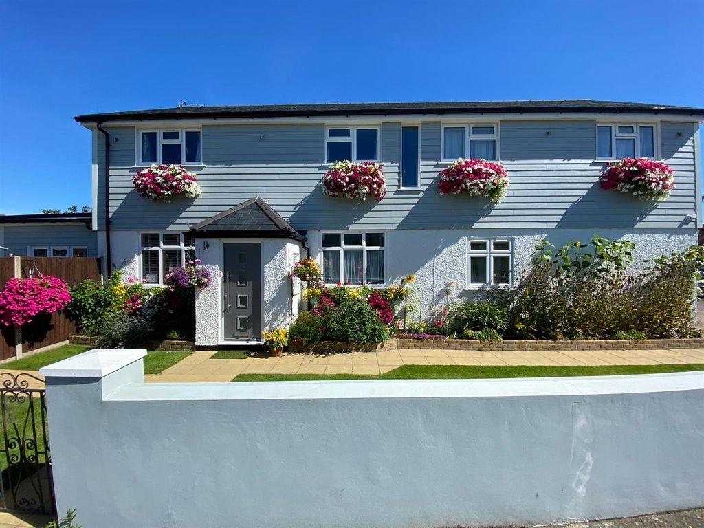 5 bed detached house for sale in Clarence Street, Egham TW20, £850,000