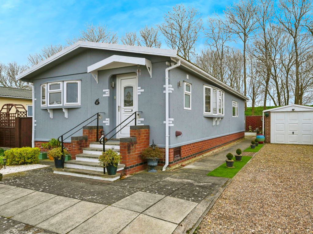 2 bed mobile/park home for sale in Kirkstead Bridge Park, Woodhall Spa