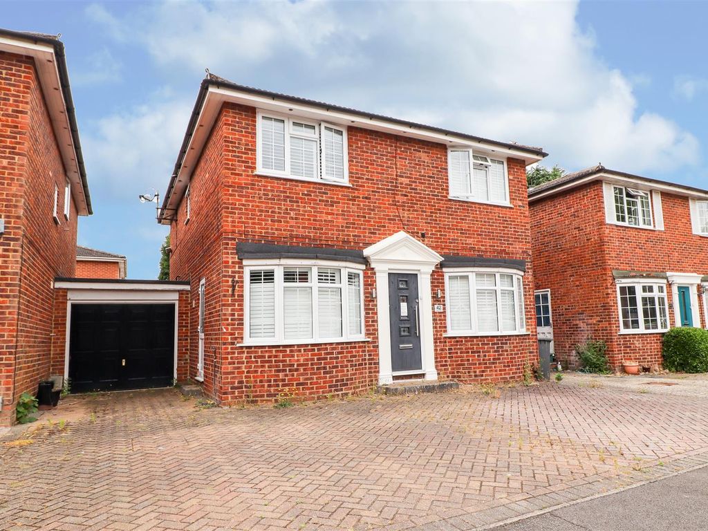 4 bed link detached house for sale in Tudor Way, Church Crookham, Fleet