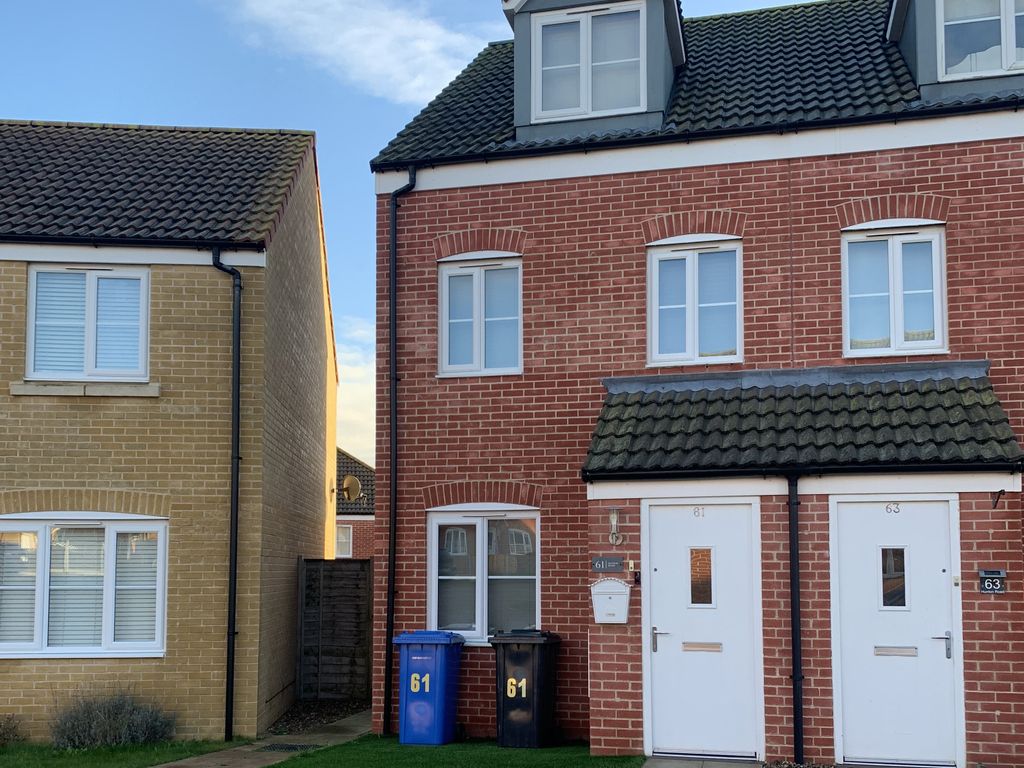 3 bed end terrace house to rent in Hunton Road, Lowestoft NR32, £1,100