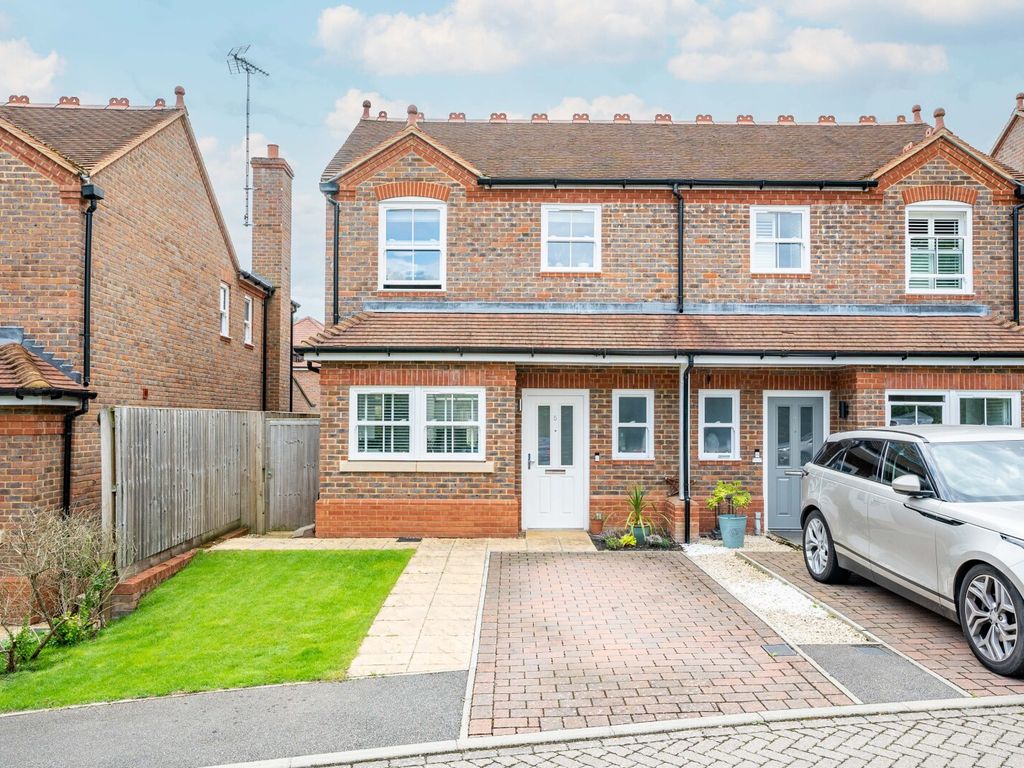 3 bed semidetached house for sale in Baulk Close, Harpenden