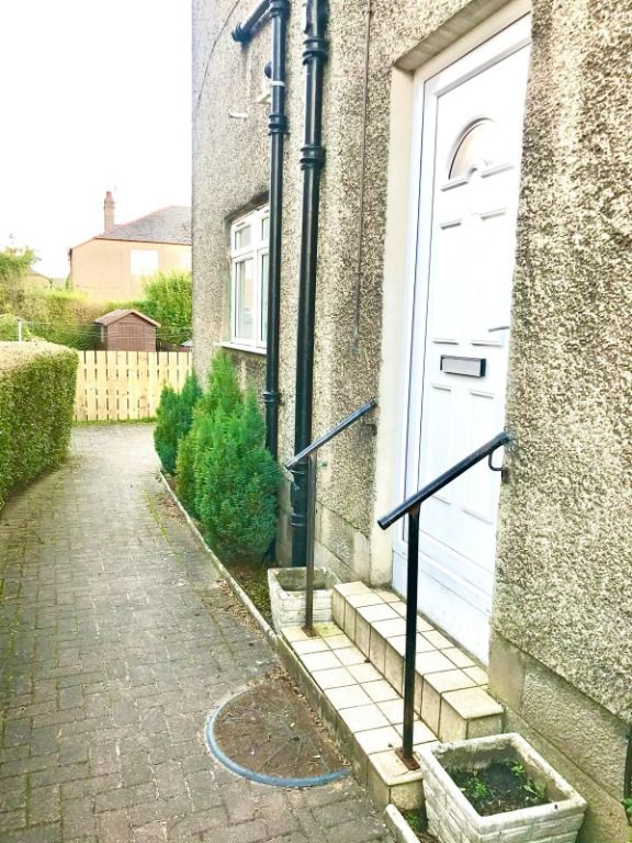 3 bed flat to rent in Kirriemuir Avenue, Glasgow G52, £750 pcm Zoopla