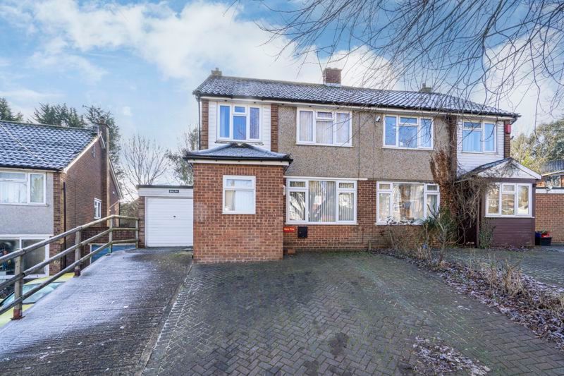 3 bed semidetached house for sale in Manor Courtyard, Hughenden Avenue