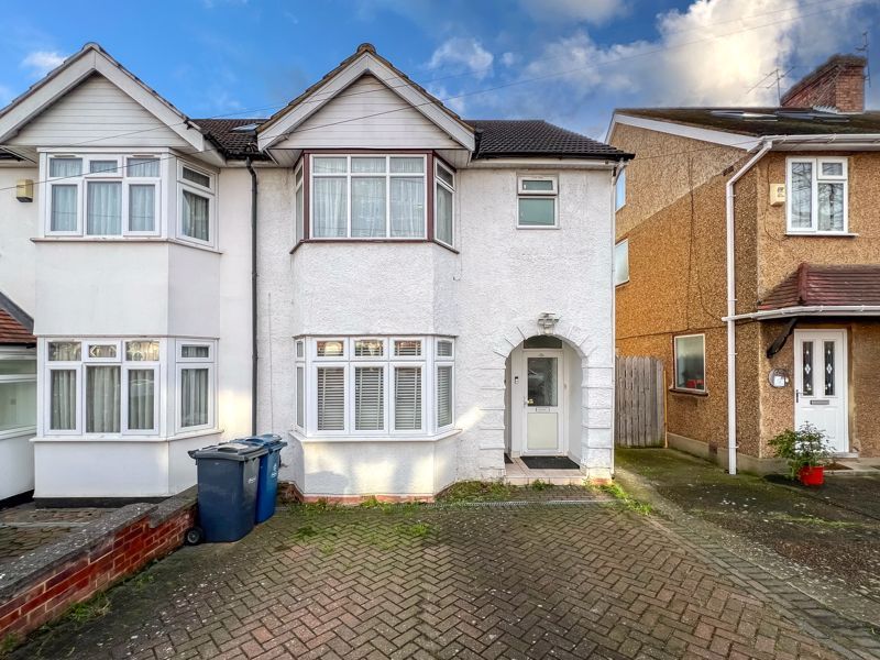 2 bed for sale in Oakleigh Avenue, Edgware HA8, £375,000