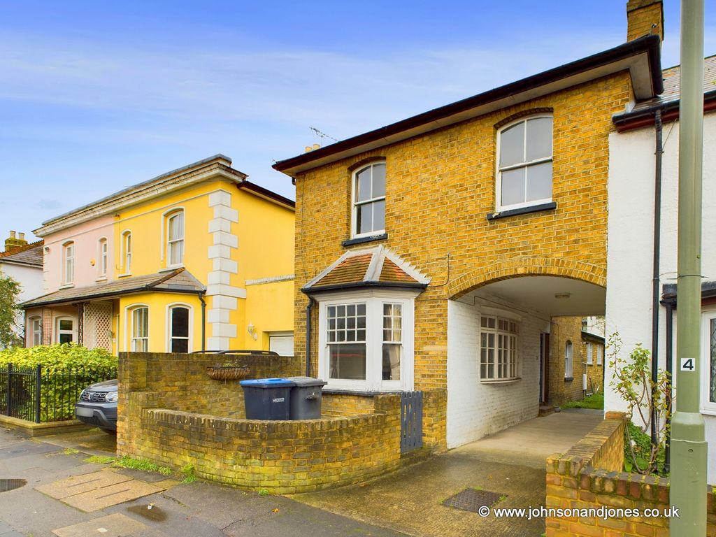 3 bed cottage for sale in Brighton Road, Addlestone KT15, £374,950 Zoopla