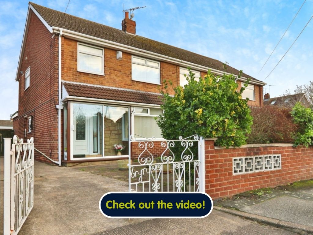 3 bed semidetached house for sale in Abbots Close, Hull HU8, £180,000