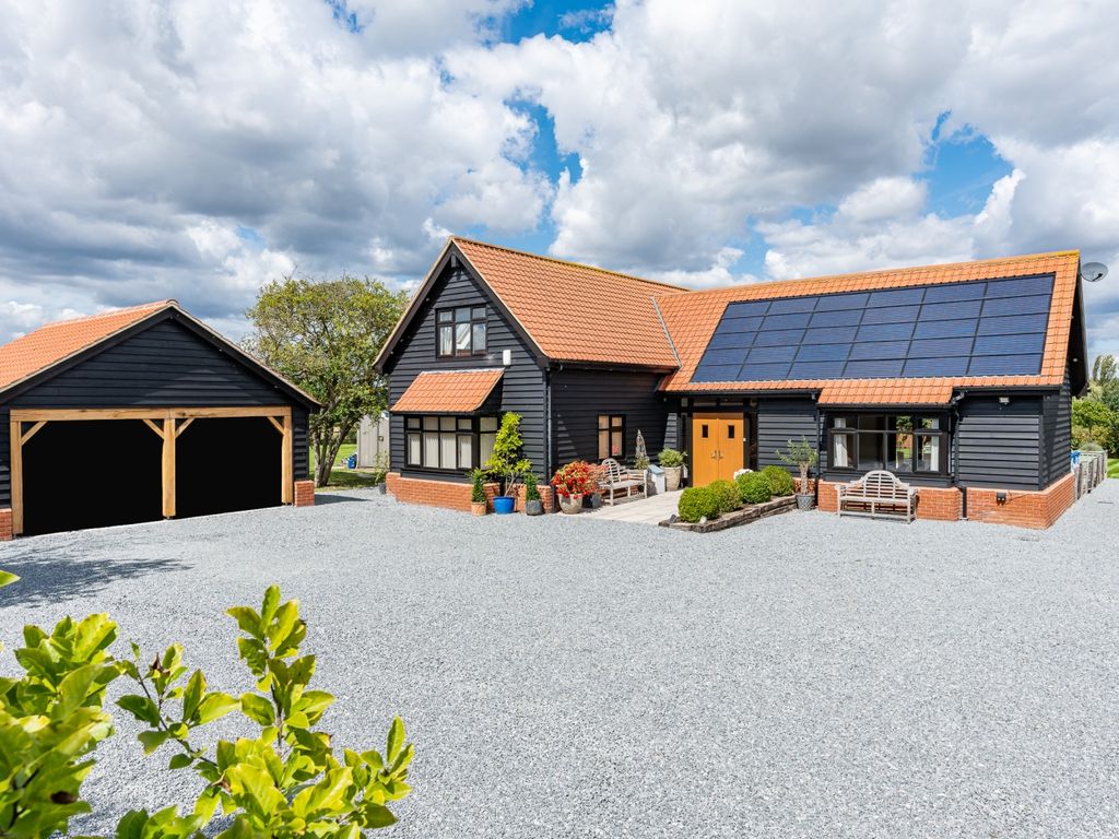 4 bed country house for sale in Buller Road, North Fambridge