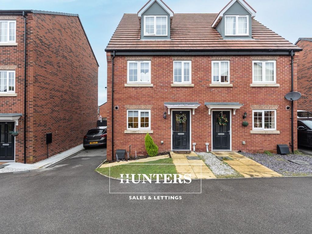 3 bed town house for sale in Craig Hopson Avenue, Castleford WF10, £