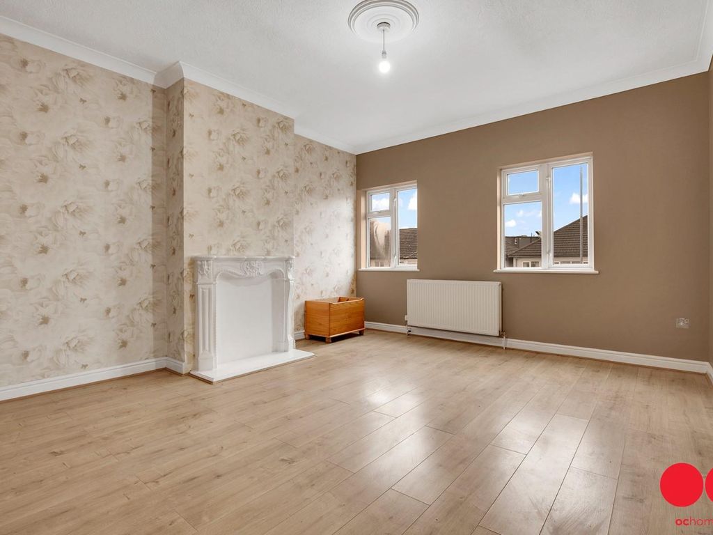 3 bed flat to rent in Kingsley Court, Brentwood Road, Heath Park