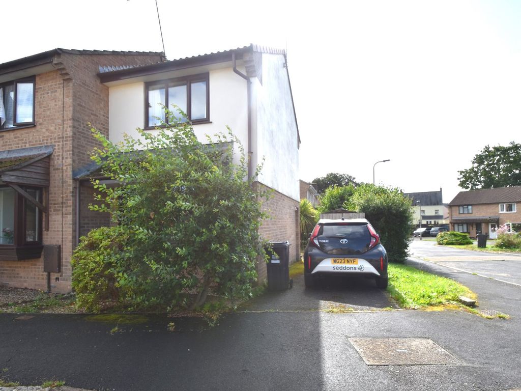 1 bed semidetached house to rent in Priory Road, Tiverton, Devon EX16