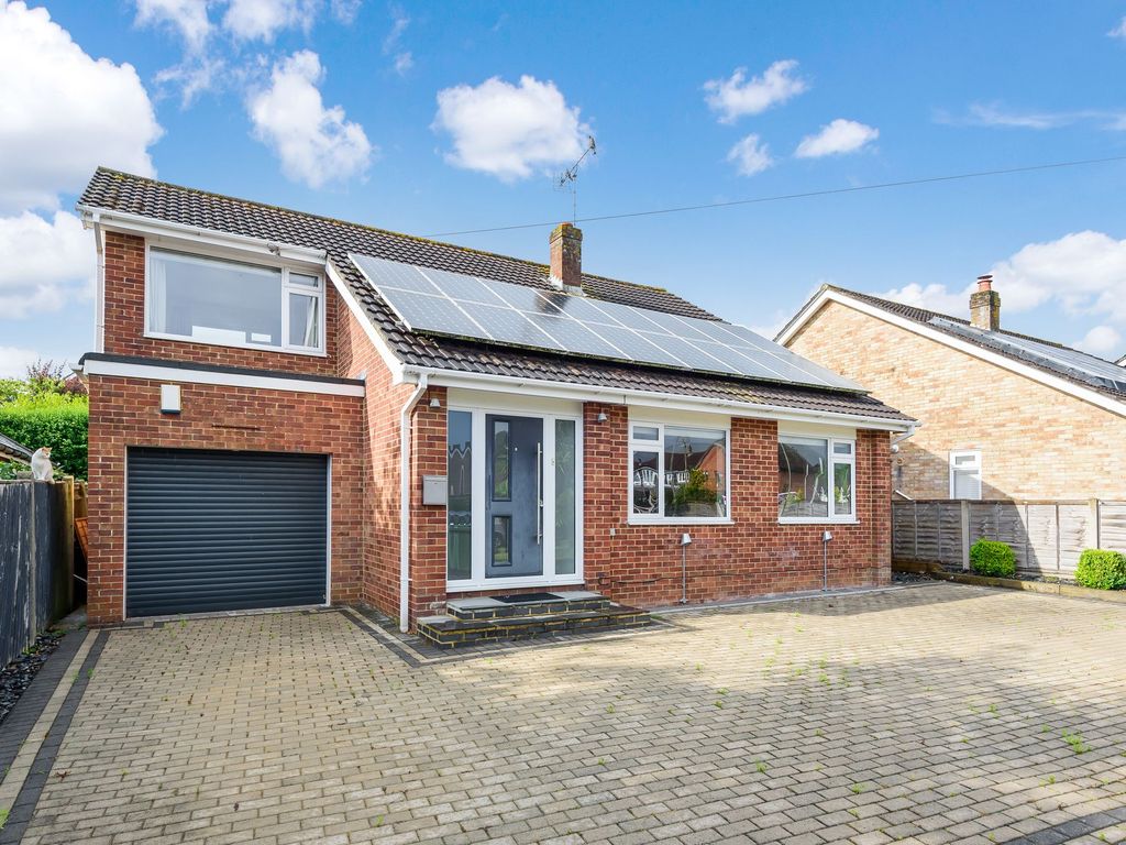 3 bed detached house to rent in Frampton Close, Colden Common SO21, £