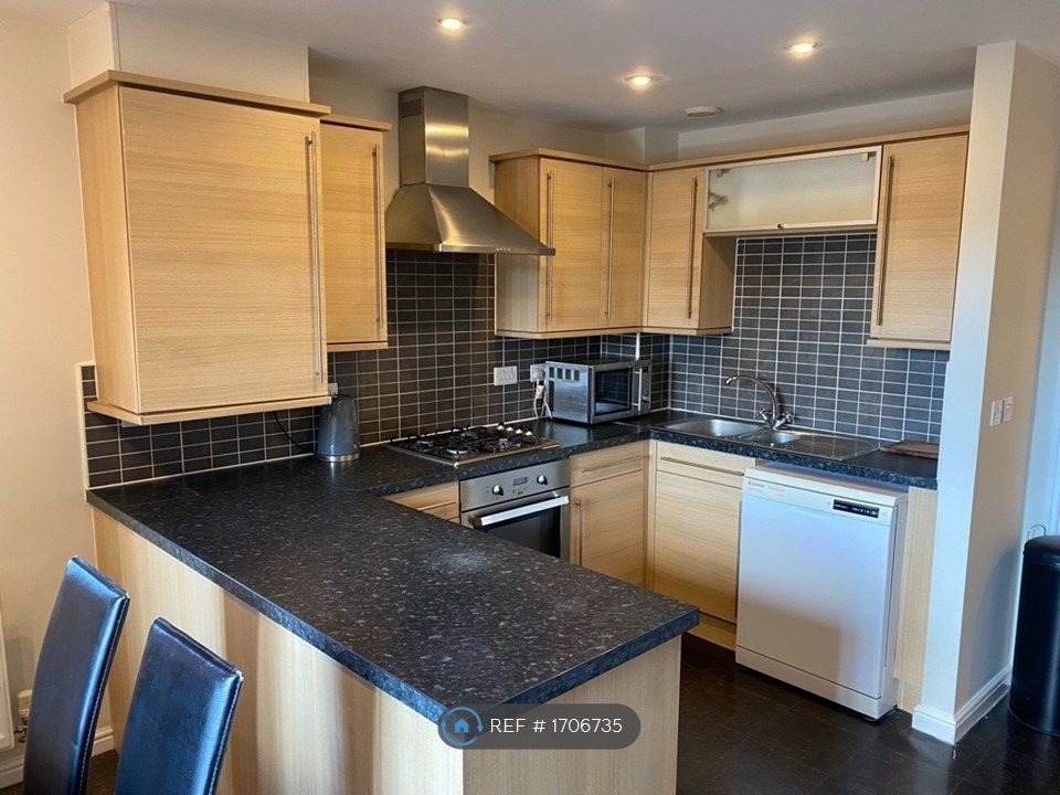 2 bed flat to rent in Badger Road, West Timperley, Altrincham WA14, £