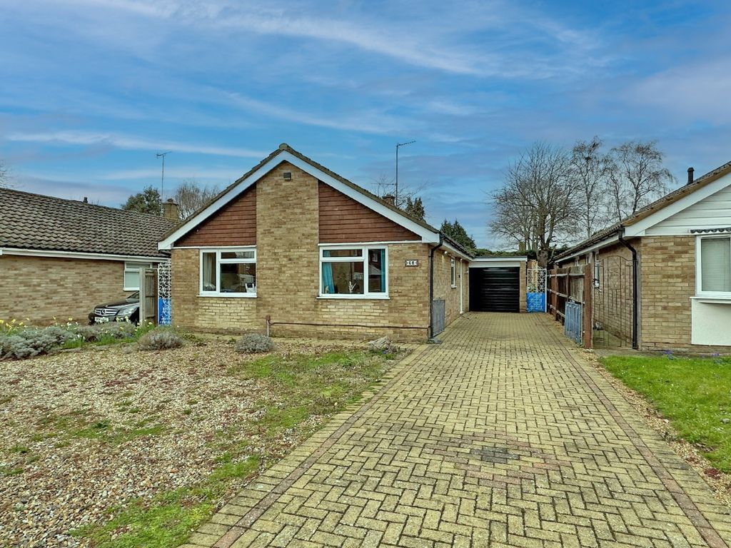3 bed detached bungalow for sale in Lambourne Drive, Maidenhead SL6
