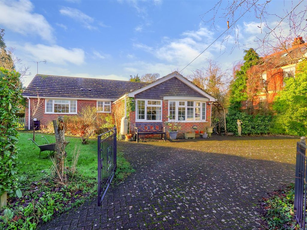 3 bed detached bungalow for sale in The Crescent, Romsey, Hampshire