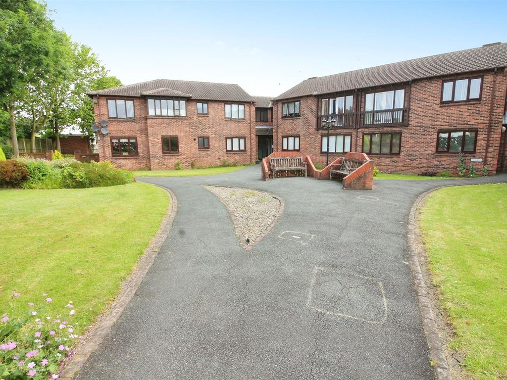 1 bed flat for sale in Woodlands Court, Kippax, Leeds LS25, £110,000