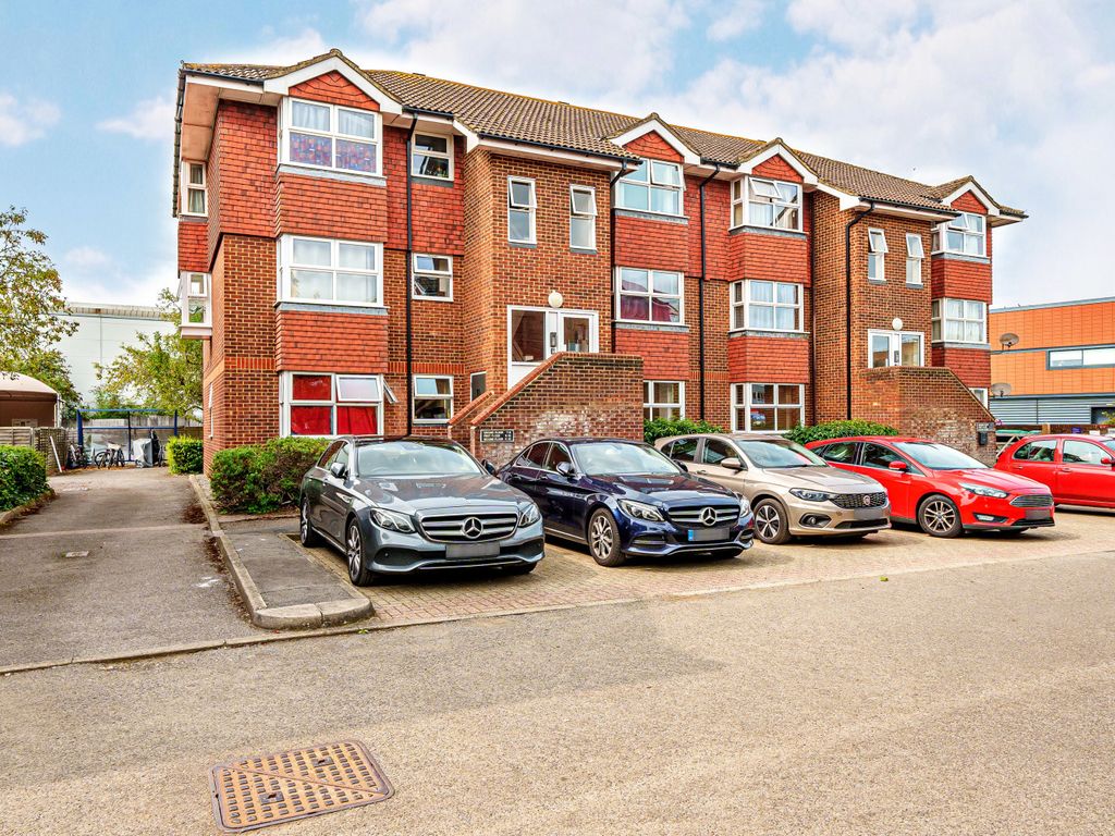 1 bed flat for sale in Josephs Road, Guildford, Surrey GU1, £175,000