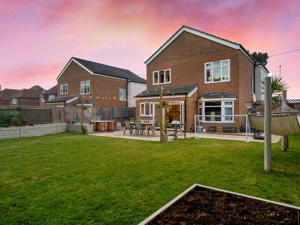 5 bed detached house for sale in Alexander Close, MinsterOnSea ME12