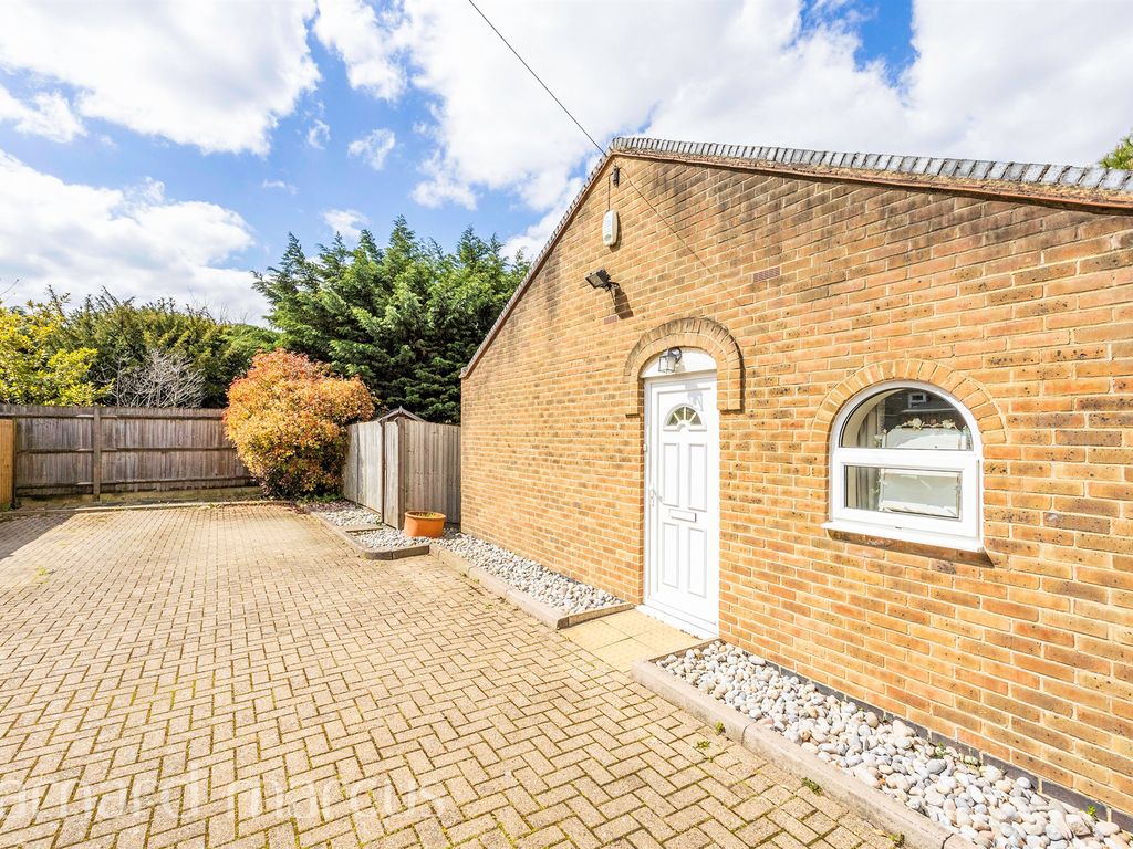 2 bed detached bungalow for sale in Bridge Road, Wallington SM6 Zoopla